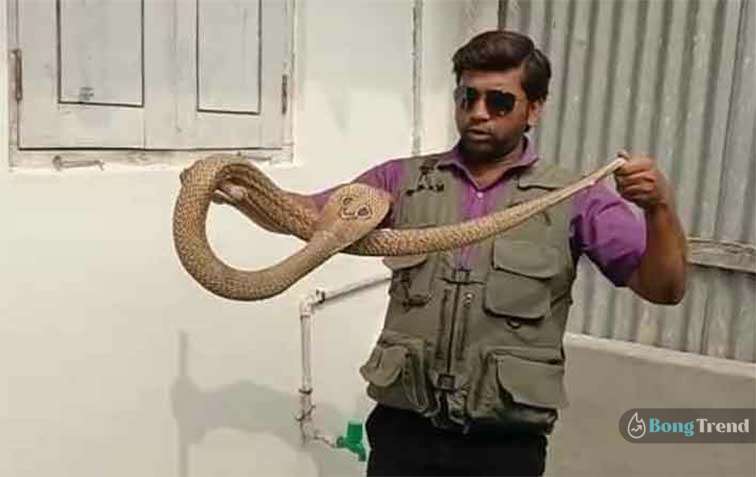 Viral News,Shiliguri,Snake coming out of Bathroom
