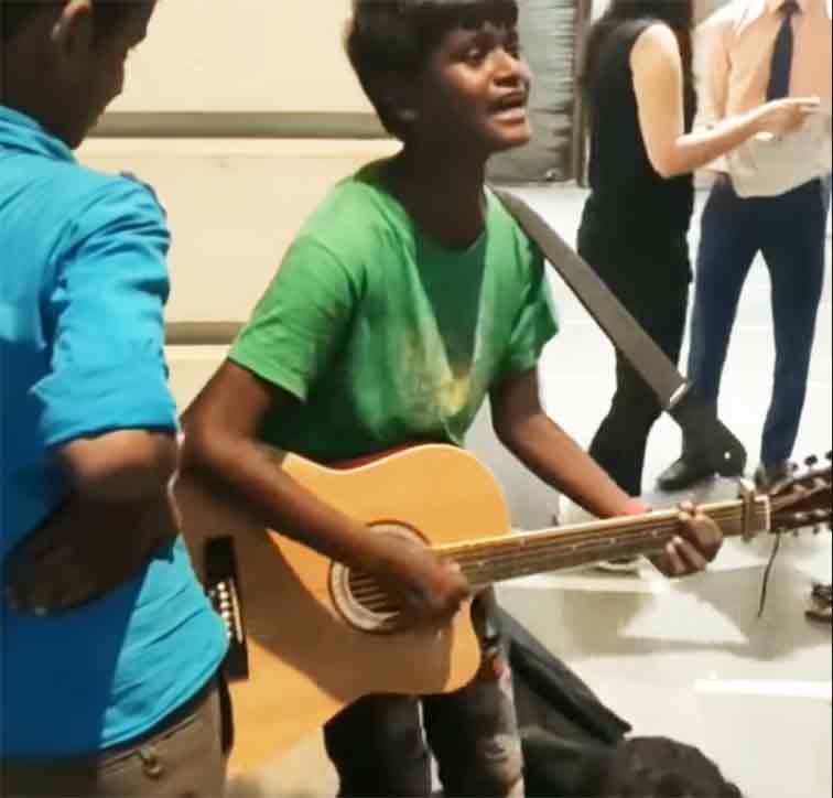viral video of boy singing with guitar
