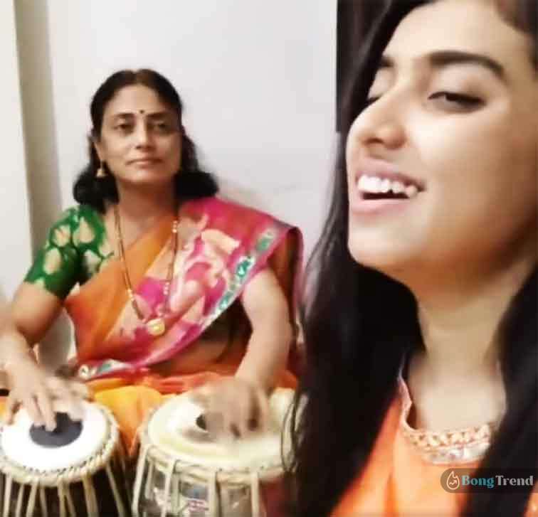 Viral Video Mother Daughter Duo singing