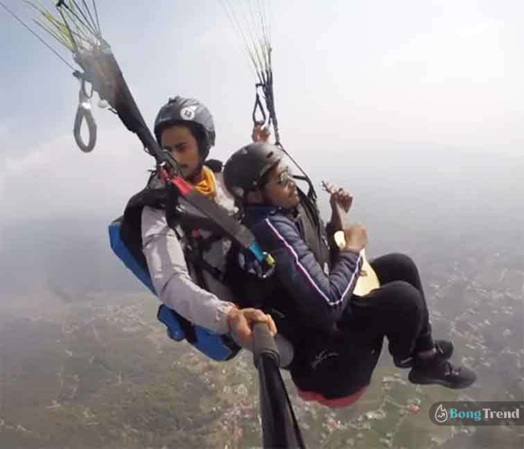 Viral Video of sky diver singing Vande mataram