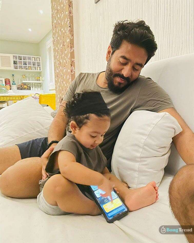 Yuvaan playing with father raj chakraborty's Mobile phone,Yuvaan,Raj Chakraborty,Subhashree,যুবান,রাজ চক্রবর্তী,শুভশ্রী