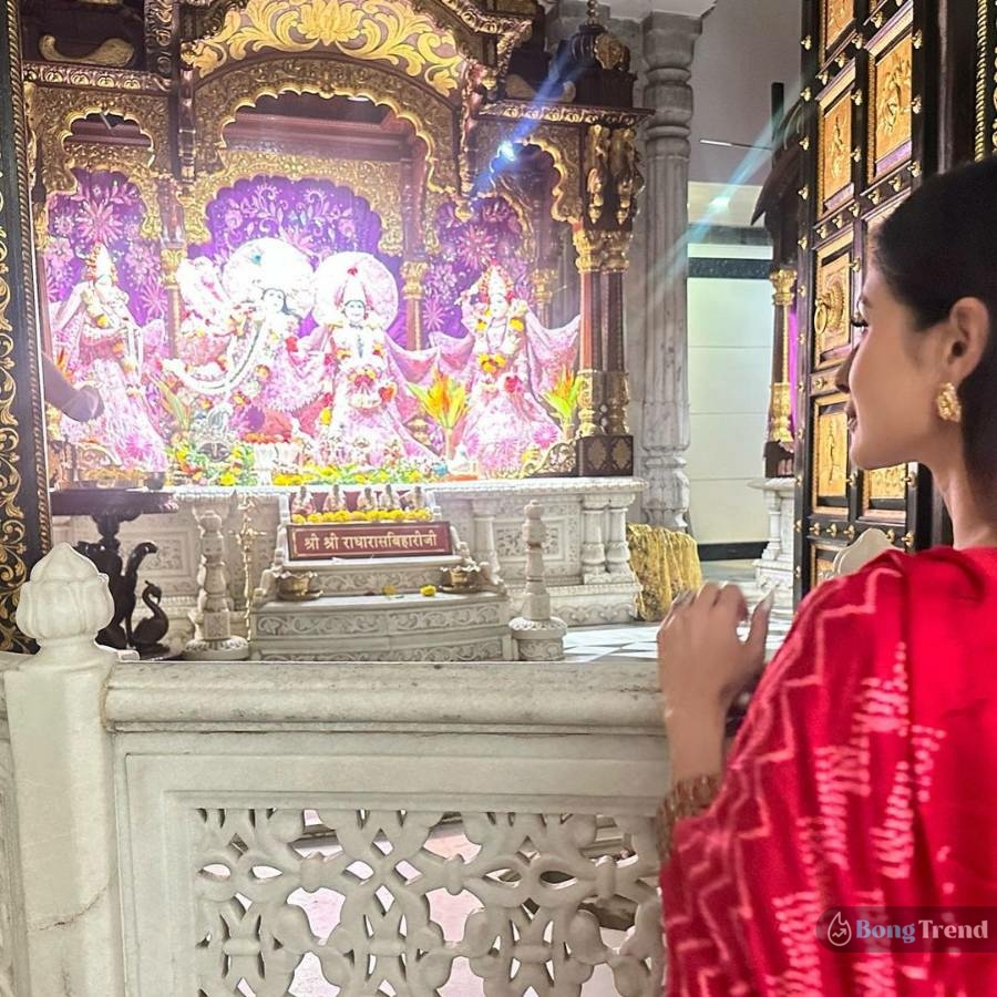 Mouni Roy visits temple