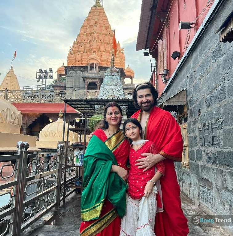 Tollywood Superstar Jeet in Mahakal Mandir with wife and daughter