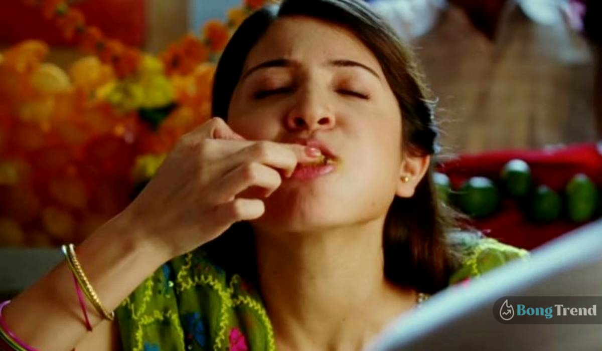 Anushka Sharma eating Fuchka, Anushka Sharma eating Panipuri