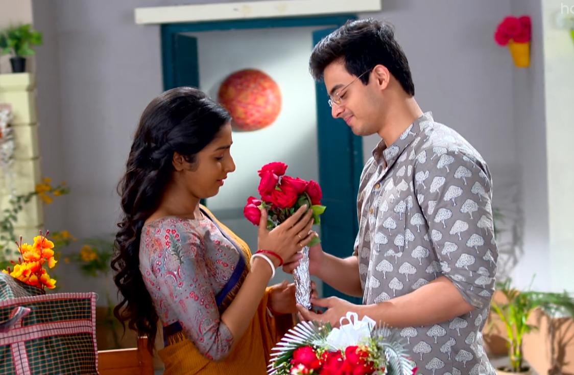 Anurager Chhowa Surjo gives Deepa Rose