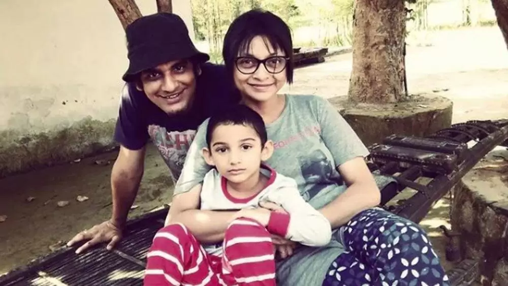 টলিউড,Tollywood,অপরাজিতা ঘোষ দাস,Aparajita Ghosh Das,বাংলা সিরিয়াল,Bengali Serial,এক্কা দোক্কা,Ekka Dokka,প্রধান চরিত্র,Lead Role,পার্শ্ব চরিত্র,Side Role,স্বামীর পরিচয়,Husband Identity,ঋত্বিক চক্রবর্তী.Writtick Chakraborty