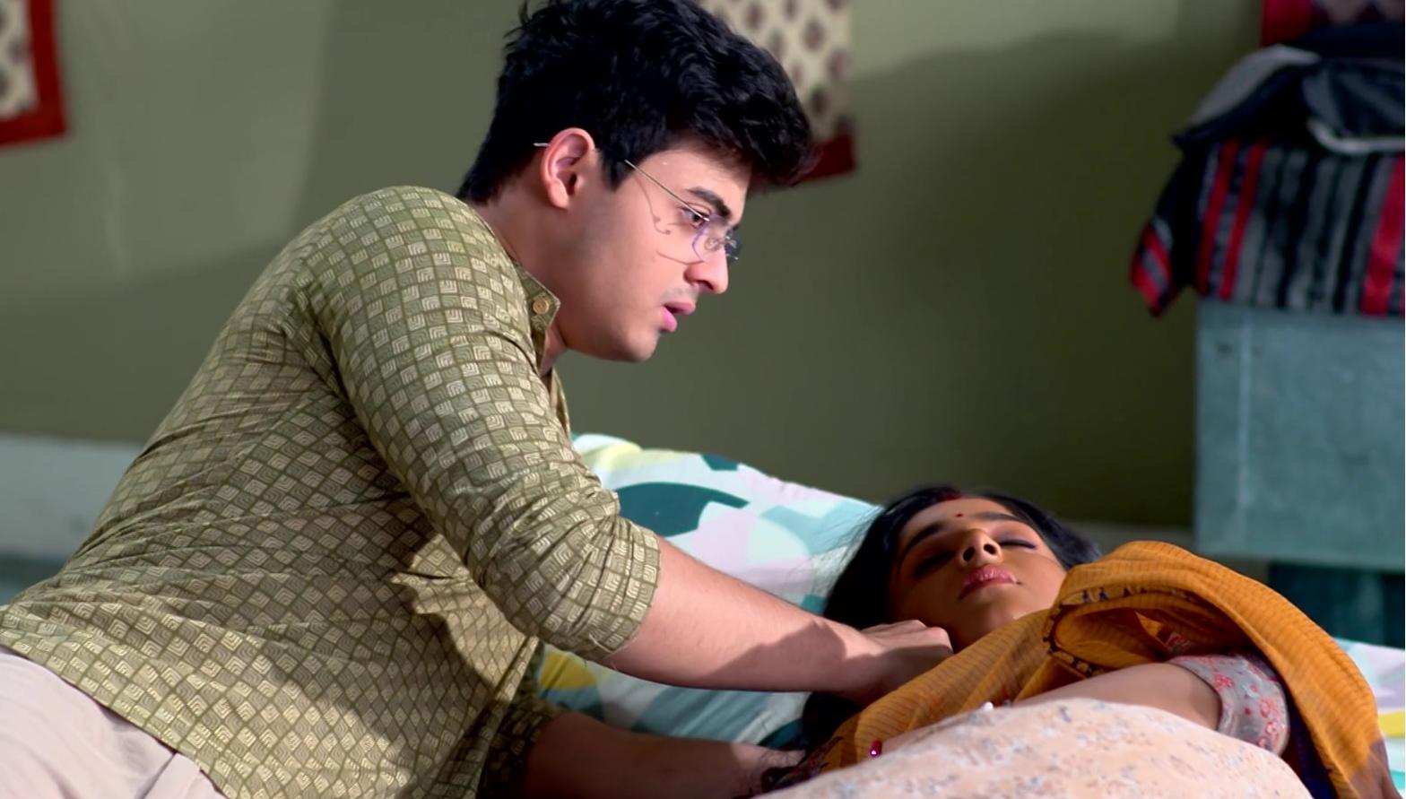 Anurager Chowa Surja takes care for Deepa at night