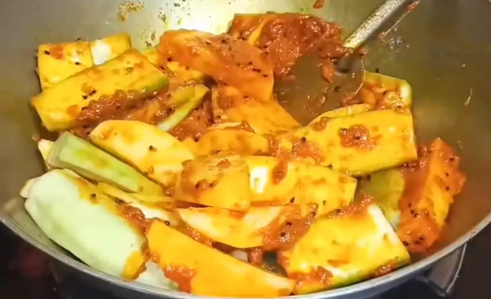 Alu Jhinge Torkari,bengali style jhinge recipe,আলু ঝিঙে তরকারি,আলু ঝিঙে তরকারি রেসিপি,বাঙালি রান্নাবান্না,কম মশলার রান্না