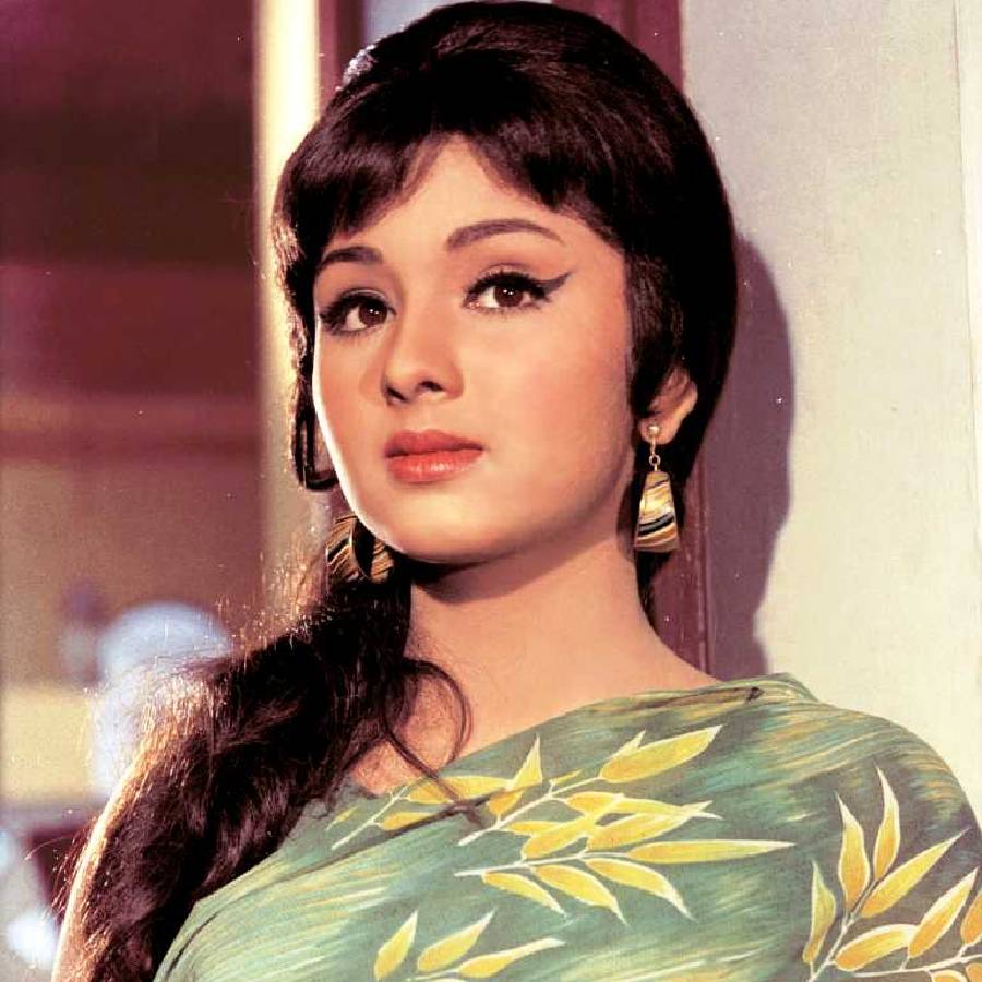 Leena Chandravarkar, Bollywood actresses who lost their husband at young age