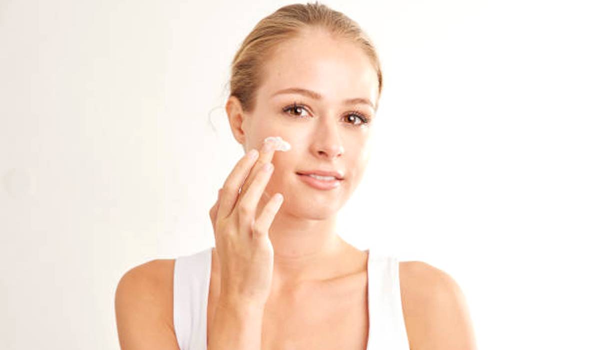 Girl using moisturiser, Glowing skin tips