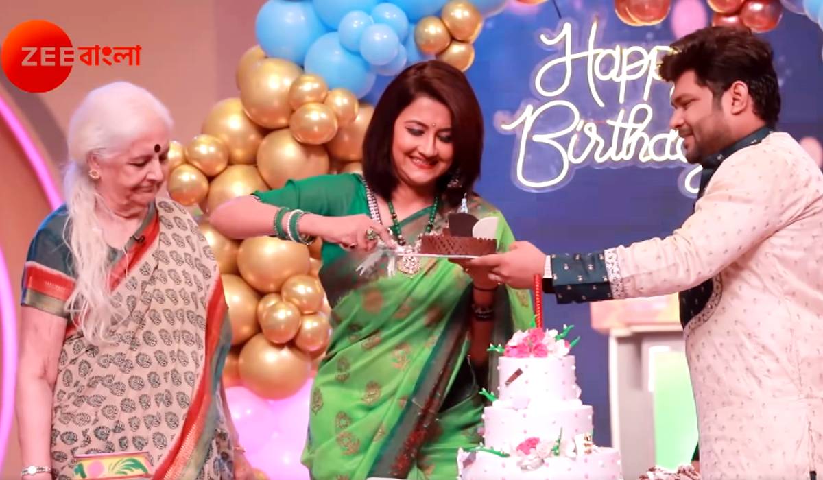 Rachana Banerjee birthday celebration in Didi No 1 set