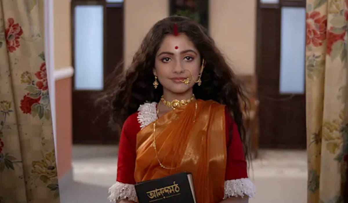 Ayanna Chatterjee as Kamala in Kamala O Sreeman Prithwiraj