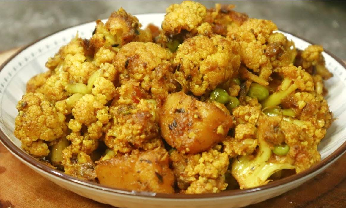 Punjabi Style Alu Fulkopi Kosha Recipe 