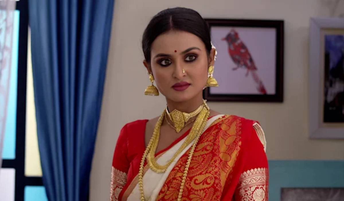 Shinjinee Chakraborty as Chitra in Ponchomi serial