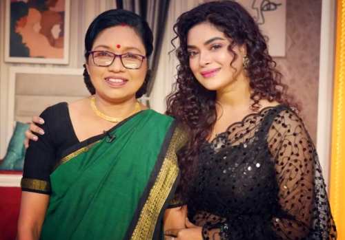 মায়ের সাথে অমৃতা দেবনাথ : Amrita Debnath with Mother at Didi No 1