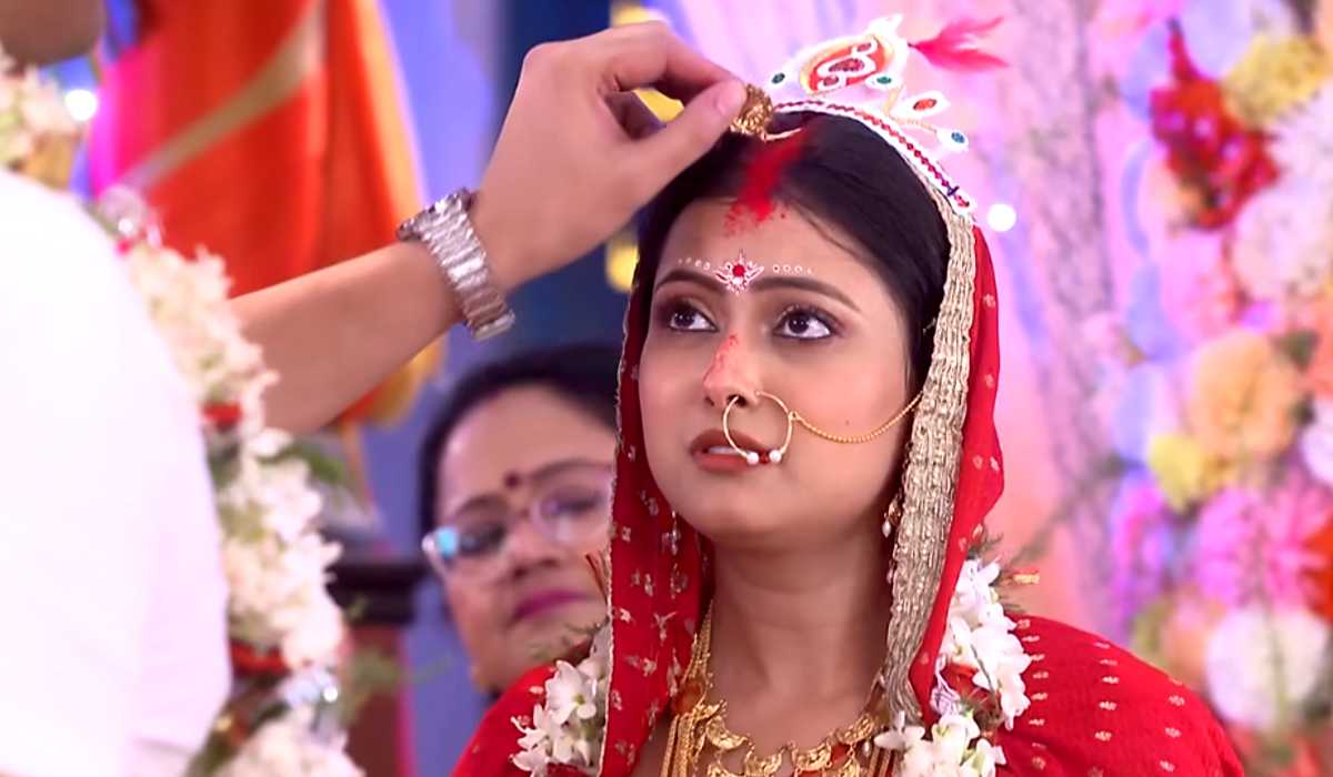 Neem Phooler Madhu Srijan marries Parna again